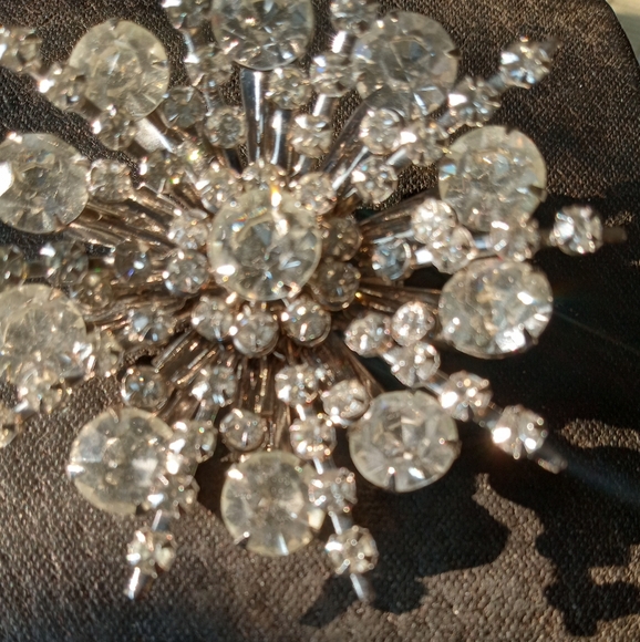 Rhinestone Snowflake Lapel Pin Brooch - Picture 2 of 12